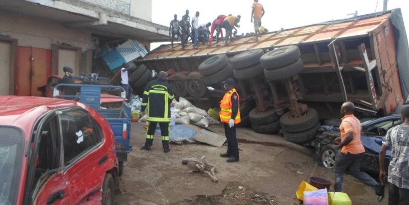 Le camion a fini sa course dans un magasin de quincaillerie faisant un mort et des blessés. (Charles Kazoni)