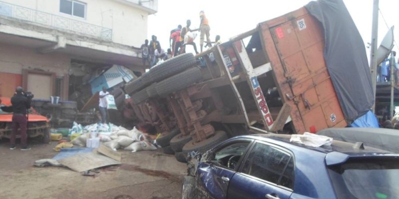 Le camion a terminé sa course dans un magasin de quincaillerie. (DR)