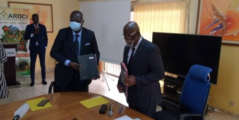Joseph Aka, directeur de cabinet du ministère de la Santé et Philippe Légré, vice-président de l’Assemblée de l'Ardci, ont paraphé le document. (DR)