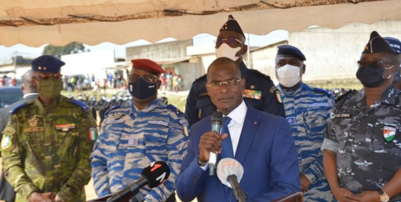 Le ministre Vagondo Diomandé (en costume) a rassuré que l'opération sera menée dans le strict respect des droits humains. (DR)
