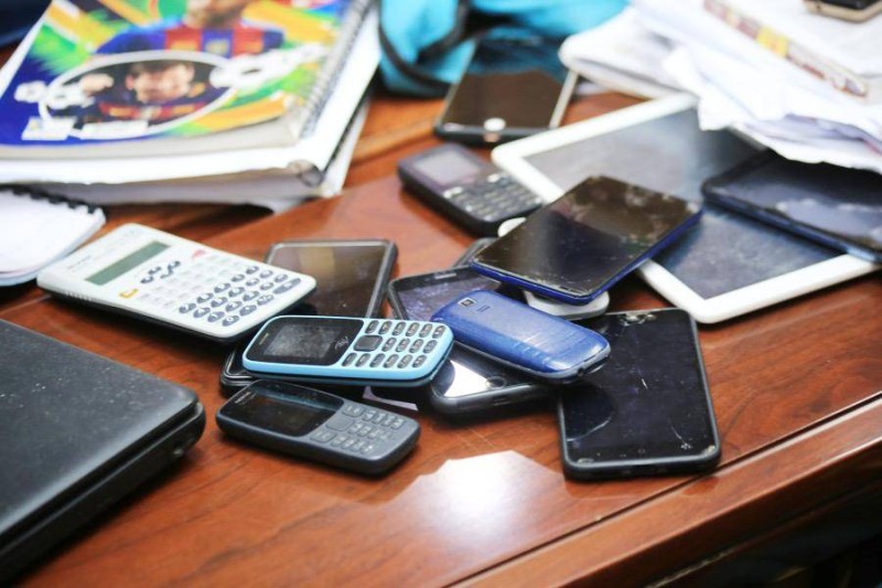 Des téléphones mobiles et annales font partie du matériel utilisé par le réseau. (DR)