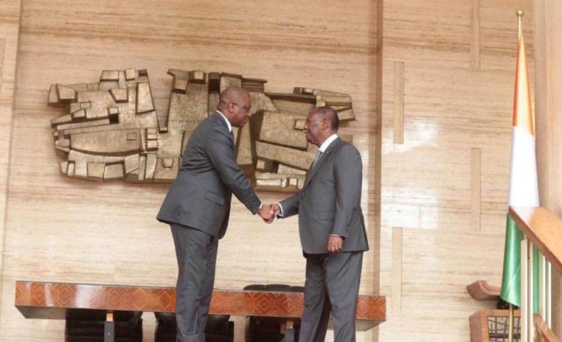 Le Président Alassane Ouattara congratulant, le nouveau Premier ministre, Hamed Bakayoko (DR)