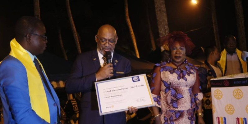 Le président du Rotary club Grand-Bassam océan, recevant la charte, s’engage à œuvrer pour l’éthique du club international.(DR)