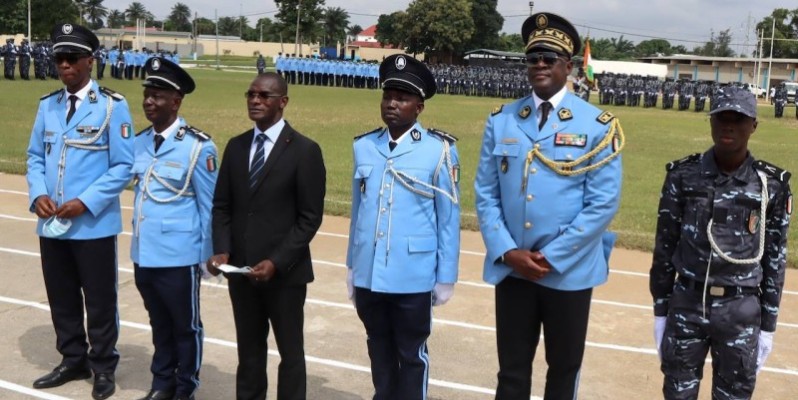 Le ministre de tutelle pose avec les 3 majors et leurs responsables. (Dgpn)  