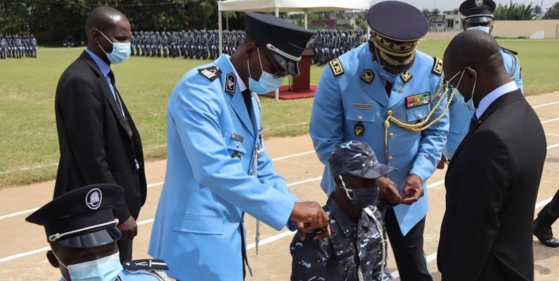 Le major des sous-officiers recevant ses épaulettes. (Dgpn)