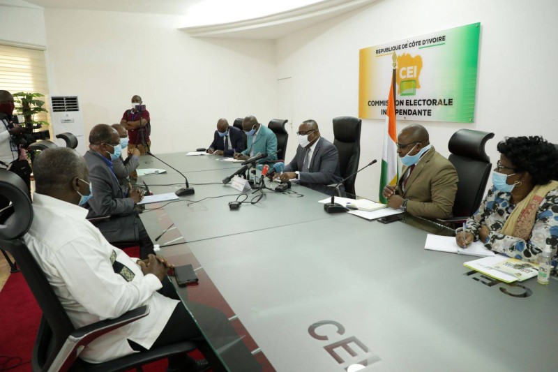 Le président de la Cei, Ibrahime Coulibaly-Kuibiert et les responsables de la plateforme Eds en plein échange à la salle de réunion de la Cei. 