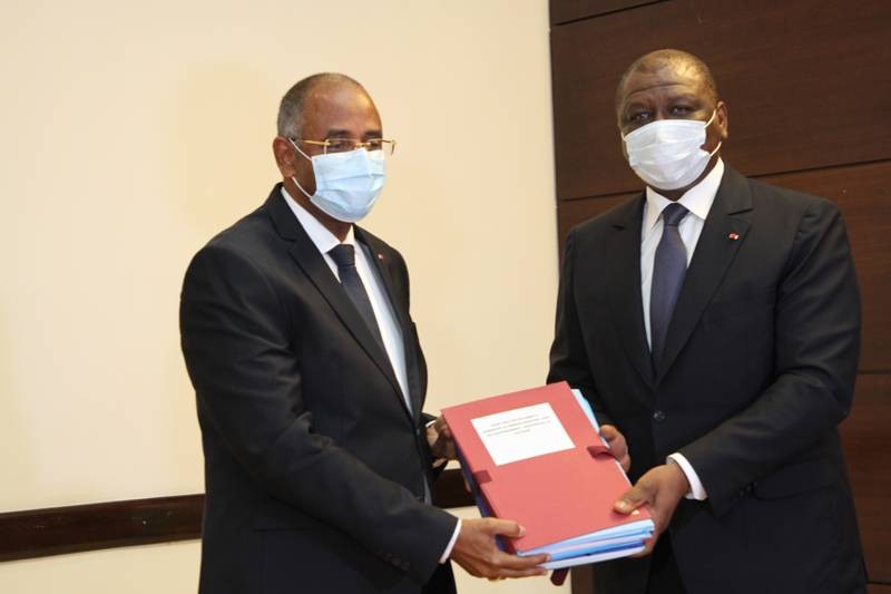 Le ministre d’Etat, Secrétaire général de la Présidence, Patrick Achi, remettant les dossiers de l’Etat au nouveau Premier ministre, Hamed Bakayoko.