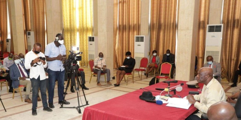 Sourou Koné, vice-président de la Cei, en train d'exposer devant les députés, maires, sénateurs du district et autres personnalités politiques. (DR)