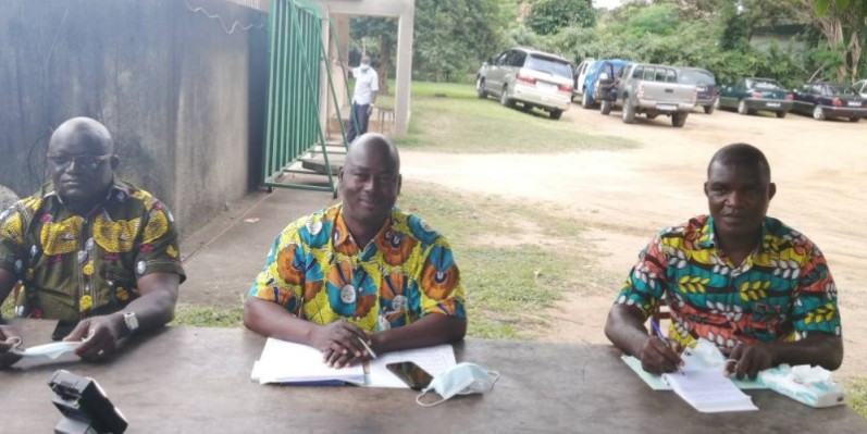 Dr Edmond Koffi, porte-parole du collectif des syndicats du Cnra (au centre). (Dr)