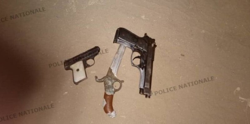 Les armes à feu retrouvées sur les présumés malfrats. (Dgpn)