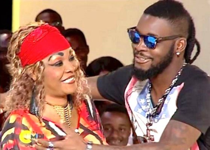 La belle complicité entre Tina Glamour et son fils Dj Arafat. (DR)