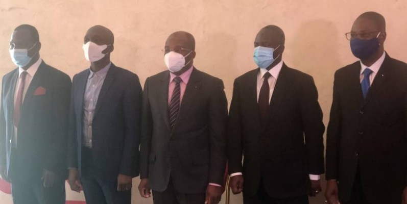 Les responsables de la coalition Alliance posant avec Adama Bictogo et Siandou Fofana après la signature des documents faisant foi de leur engagement. (DR)