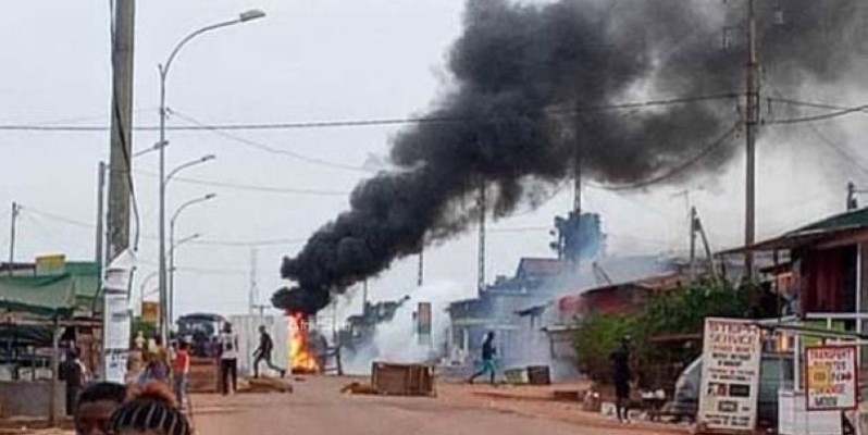 Une vue des pneus brûlés par les manifestants. (DR)