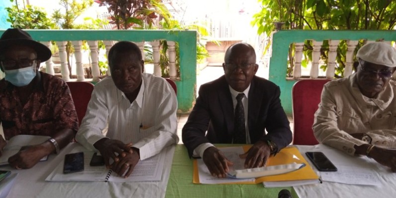 Yao Kouadio (en costume), porte-parole du collectif des conseillers. (DR)