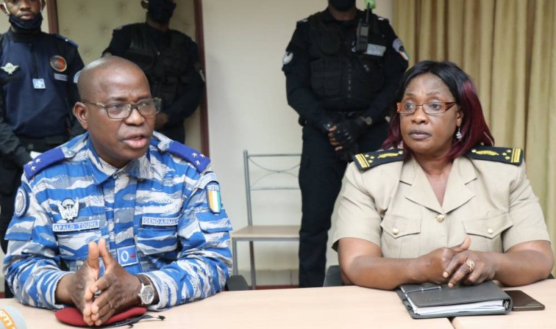 Le Commandant de la gendarmerie et le préfet de Daoukro