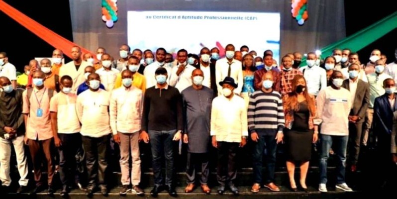 Les représentants du gouvernement, après la séance, ont posé avec les jeunes pour immortaliser l’évènement. (DR)
