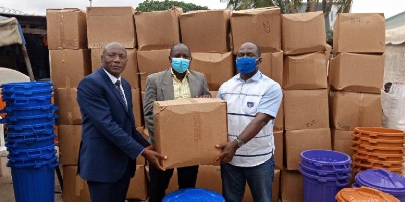 Des kits sanitaires ont été remis aux conducteurs au cours de la cérémonie. (DR)