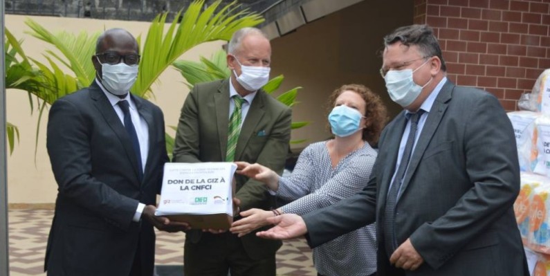 Remise de kits sanitaire à la Cnfci. (DR)