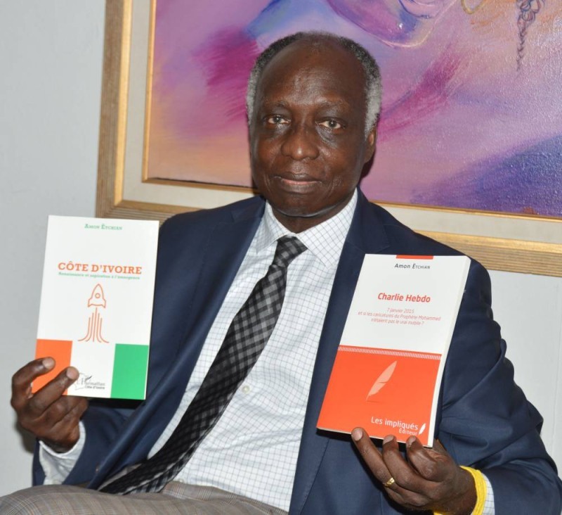 L’auteur Amon Êtchian présentant ces deux dernières publications (DR)