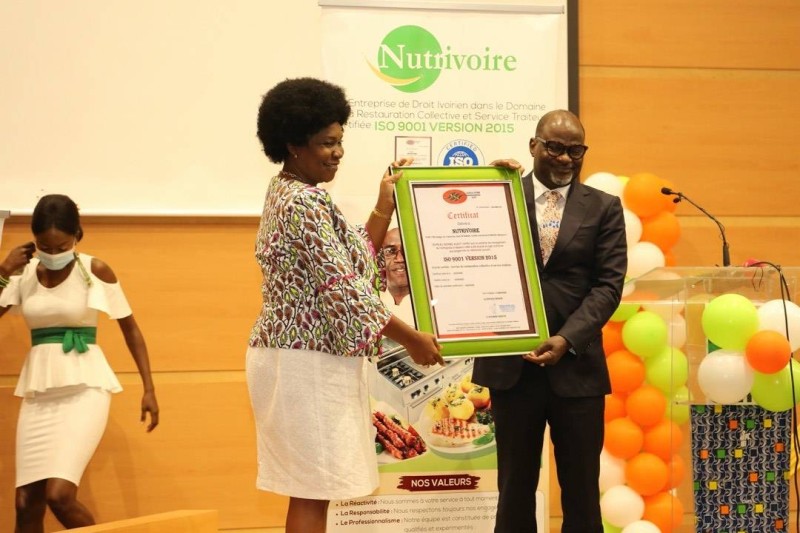 Mme Olga Kouassi, directrice générale de l’organisme certificateur, Bureau Norme Audit (Bna) et Hassan Diallo, Dg de Nutrivoire