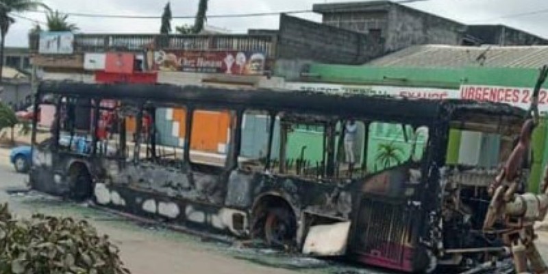 L'aperçu d'un bus brûlé lors des récentes manifestations. (Dr)