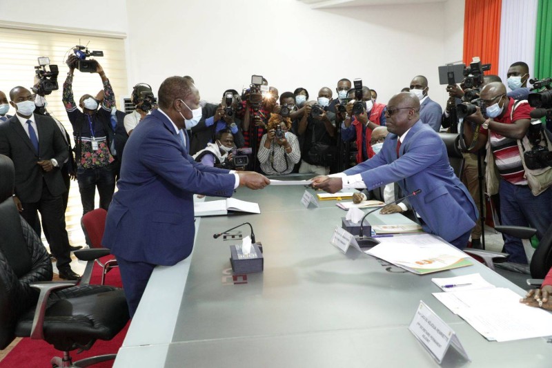 Le candidat du Rhdp, Alassane Ouattara, remettant son dossier de candidature au secrétaire permanent de la Cei, Adjoumani Pierre. (DR)