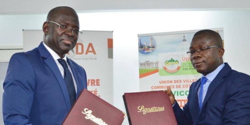 Échange de parapheurs entre Karim Ouattara, Dg du Burida (à gauche) et Jean Jacques Yapo, Dg de l’Uvicoci. (DR)