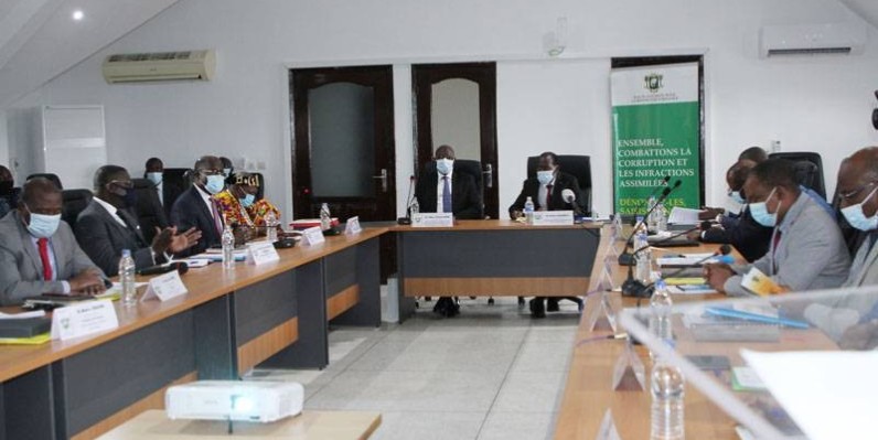Face aux représentants des quatorze institutions de la République, N'Golo Coulibaly et Gilbert Koné Kafana ont expliqué l'utilité de la déclaration du patrimoine. (DR)