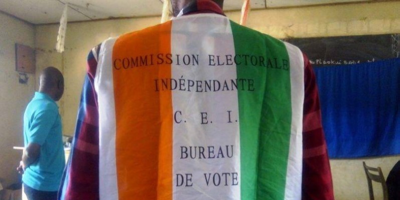 Un agent de bureau dans un centre de vote. (DR)