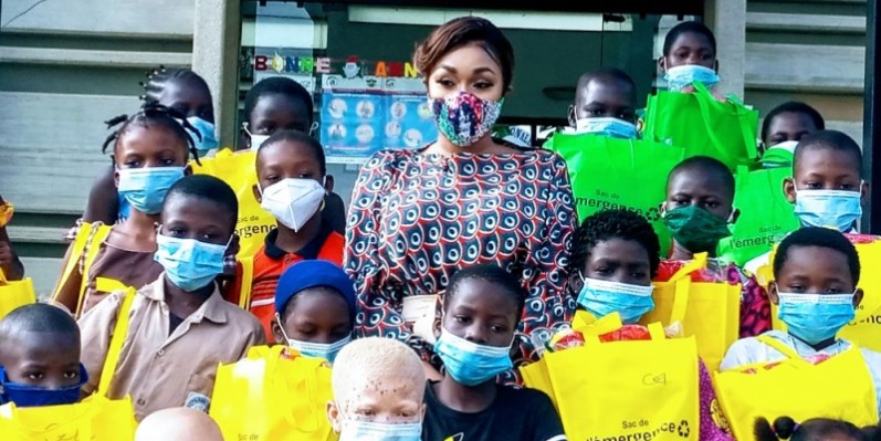 




Emma Lohoues (au centre), entourée de quelques bénéficiaires des kits scolaires. (DR)
