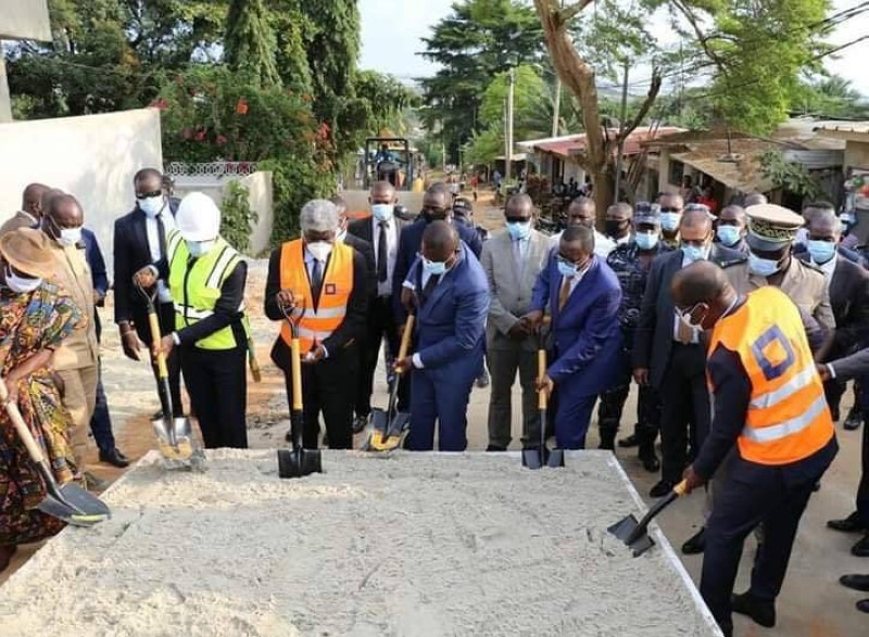Le ministre Amédée Koffi Kouakou donnant le premier coup de pioche en compagnie de ses collègues.