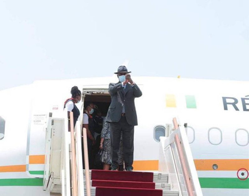 Le président Ouattara, à son départ, ce mercredi 26 août pour Paris