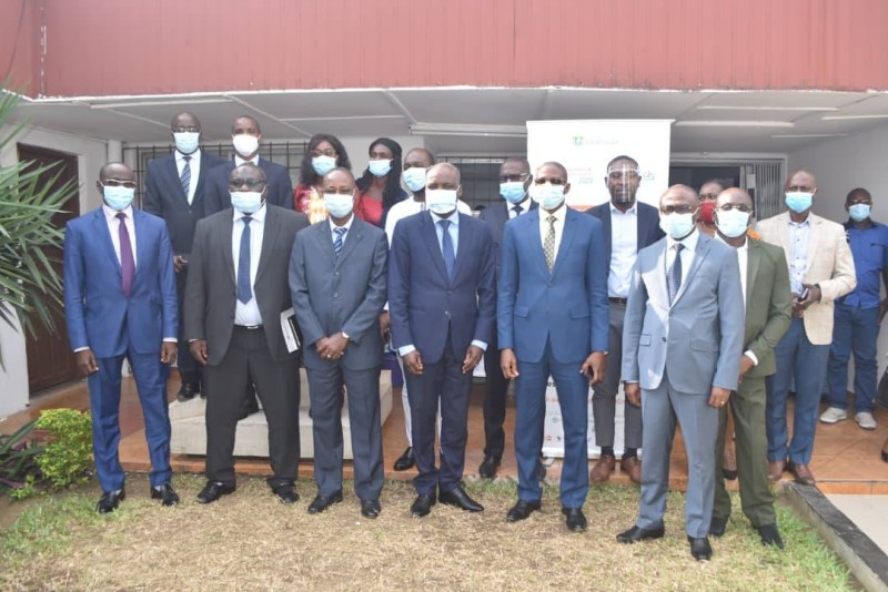 Yéo Nahoua et Doffou N’Guessan (au centre) recevant symboliquement les kits des mains d’Alain Akpadji (à gauche).