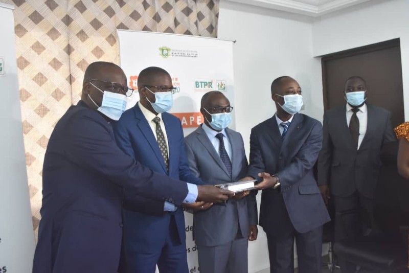 Yéo Nahoua et Doffou N’Guessan (au centre) recevant symboliquement les kits des mains d’Alain Akpadji (à gauche).