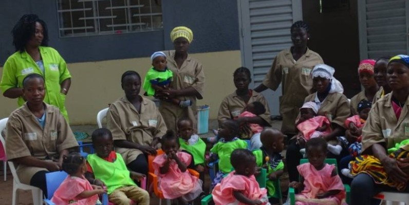 Des filles-mères en compagnie de leurs enfants devant la crèche. (DR)