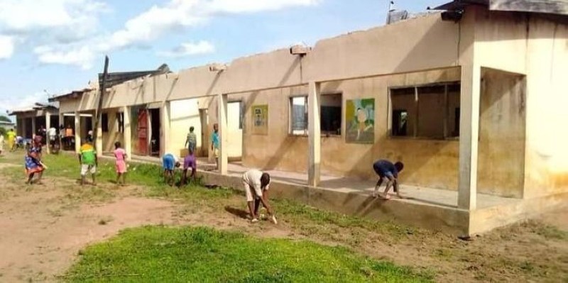 Une vue de l'école primaire publique du village de Lahogora ravagée par une tornade il y a deux mois.(DR)
