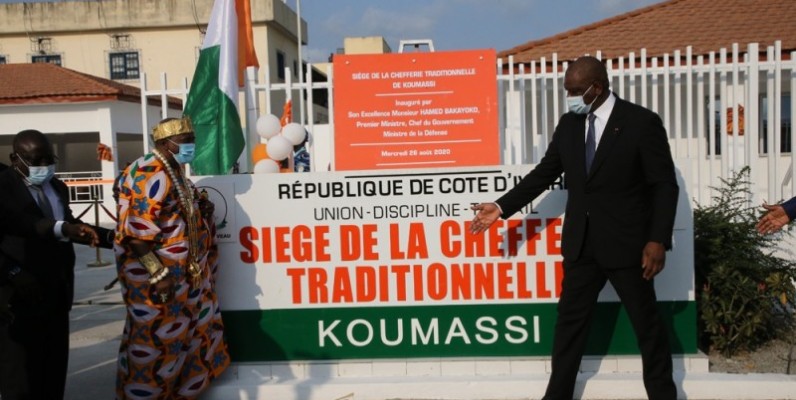 


Le maire de Koumassi, Ibrahim Cissé Bacongo, présentant le siège au Premier ministre, Hamed Bakayoko, sous le regard du président de la Chambre des rois et des chefs traditionnels. (photos : dr)