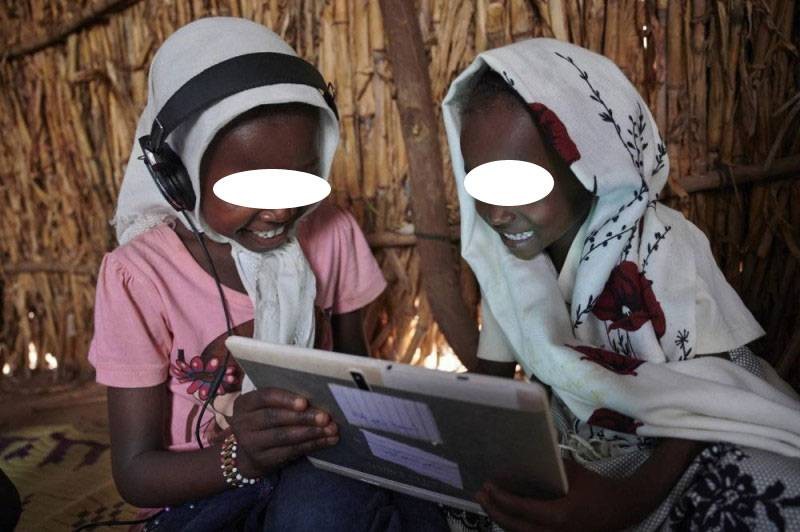 Des enfants enthousiastes de voir une tablette éducative. (DR)