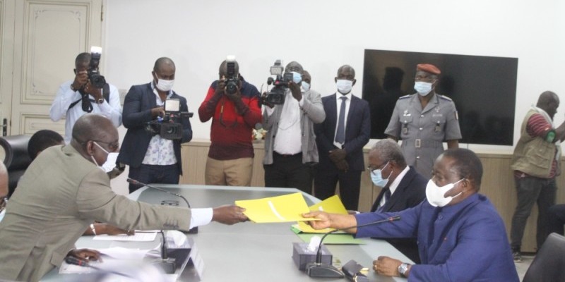 Le président du Pdci-Rda, Henri Konan Bédié, a déposé son dossier de candidature à la Cei, jeudi. (photos : Véronique Dadié)