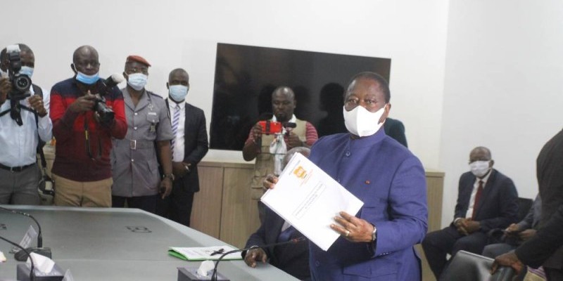 Le président Henri Konan Bédié montrant son reçu après le dépôt de ses dossiers. (photos : Véronique Dadié)