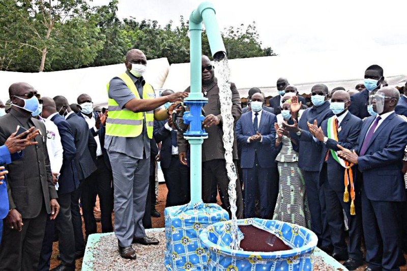 Le Premier ministre Hamed Bakayoko a inauguré le château d'eau de Bédiékro. (DR)