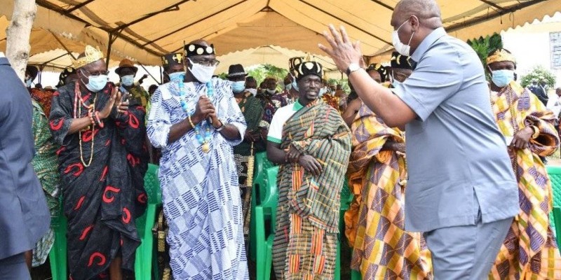 Le Premier ministre Hamed Bakayoko saluant les populations de Daoukro. (DR)