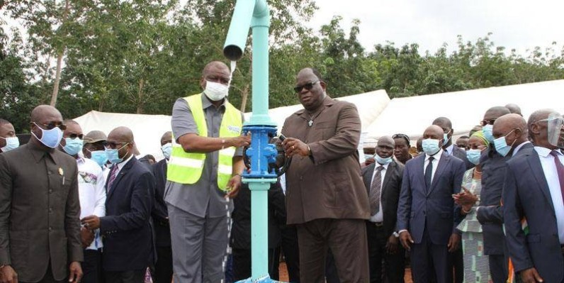 Le Premier ministre Hamed Bakayoko a mis à profit sa visite à Daoukro, pour mettre en service le château d'eau de Bédiékro construit à hauteur de 265 millions de F Cfa et qui va produire 200 m3 d'eau par jour (PH Joséphine Kouadio)
