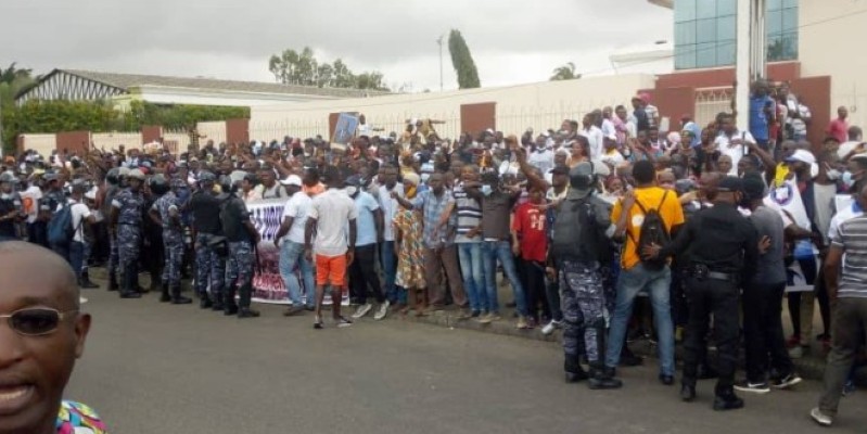 Les partisans de Laurent Gbagbo venus nombreux au Siège de la CEI. (Théodore Kouadio)