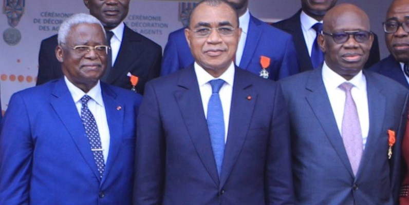 Le ministre Adama Coulibaly (au centre) a présidé la cérémonie de décoration des agents de la Lonaci. (DR)