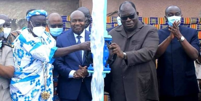 Le ministre Laurent Tchagba inaugurant l'infrastructure. (DR)