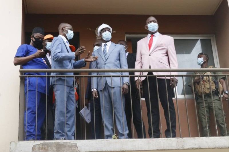 Le ministre Adama Diawara au balcon d'un batiment à la cité d'Abobo 1. (Bavane)