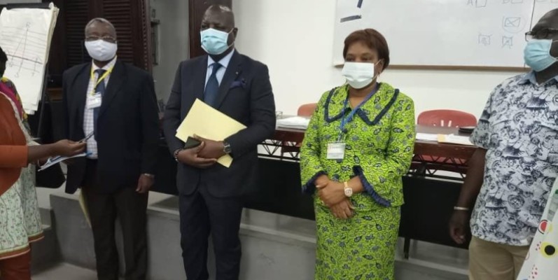 Le directeur de cabinet du ministre de la Santé et de l’Hygiène publique, Pr Joseph Acka, avec à ses côtés la directrice générale de l’Infas, Pr Méliane N’Dhatz, dans une des salles de composition.