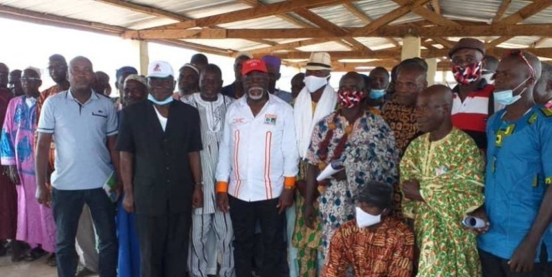 Le ministre Philippe Légré (au centre) entouré des chefs de village et de communauté. (DR)