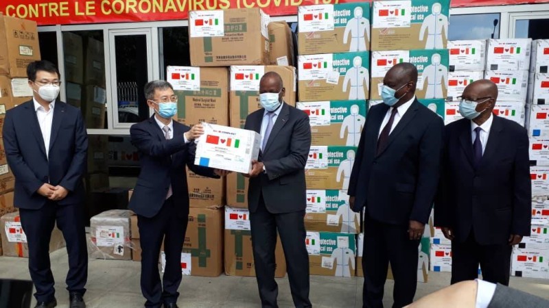 Bénéficiaires et donateurs posant aux côtés du ministre Ally Coulibaly (au centre). DR